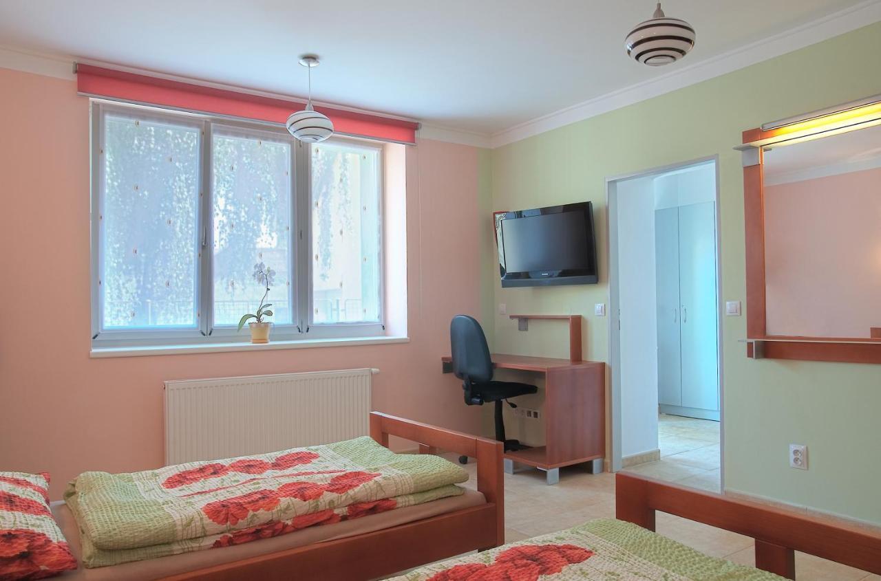 Penzion U Vinoteky Nymburk Zimmer foto
